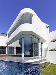 Architect's vision for Vaucluse residence comes to life with BCG curved glass panels 
