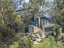 North Warrandyte House: a raised nest in nature