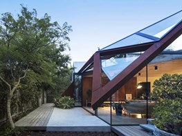 Abstracted ‘floating’ roof covers a heritage dwelling in Leaf House