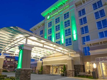 Boon Edam revolving doors welcome guests at Holiday Inn & Suites