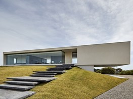 Spectacular views in a minimalist cantilevered home