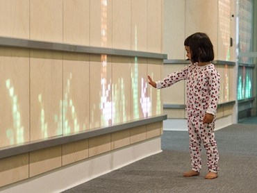 Translucent wood and light installation brightens children&rsquo;s hospital in Australia (Courtesy of Eness)
