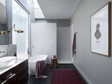 The bathroom in the Tallebudgera house featuring easyVJ wall panels