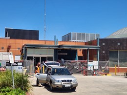 Acoustic louvre screens installed in one day for HVAC&R system on Melbourne hospital roof