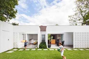 Breeze Block House by Architect Prineas.&nbsp;Photography by Katherine Lu
