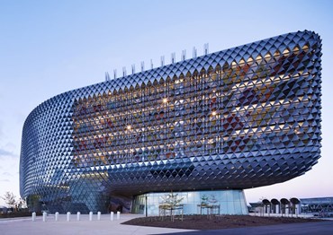 South Australian Health and Medical Research Institute (SAHMRI) by Cundall (architect: Woods Bagot). Photography by Peter Clarke