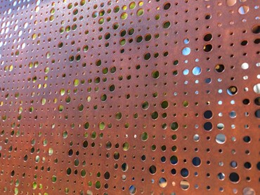 DECO’s rust-look perforated aluminium screen