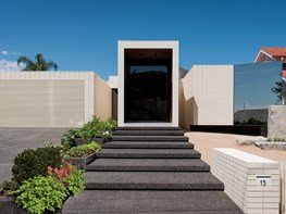 Melbourne home sits on moat of sand and features multiple-volume façade 