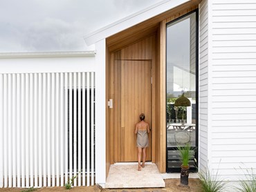 Hardie Fine Texture Cladding and Linea Weatherboard on the modern coastal home